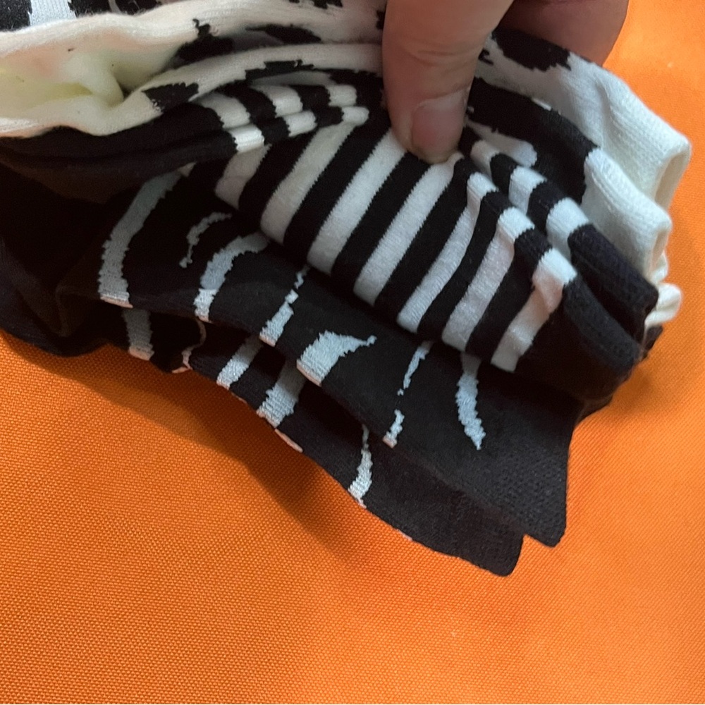 6/$25
Kate Spade Monochrome Animal Print and stripes Crew Socks 3 pack - Picture 8 of 11